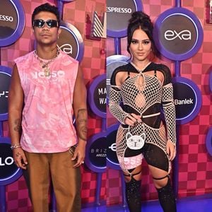 Segundo a colunista Fábia Oliveira, Xamã foi visto em clima de romance com Giullia Buscacio