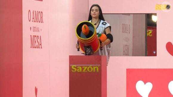 Na prova, os participantes, divididos em duplas, tiveram que jogar vegetais em um canhão e acertar uma tigela na cabeça do outro da equipe