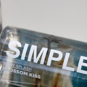 O body splash Blossom Kiss da Simple Organic traz uma fragrância goumand floral, com notas de peônica, jasmim, além de fava tonka, sândalo e patchouli.
