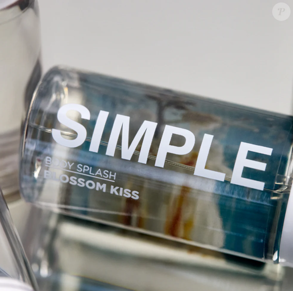O body splash Blossom Kiss da Simple Organic traz uma fragrância goumand floral, com notas de peônica, jasmim, além de fava tonka, sândalo e patchouli.