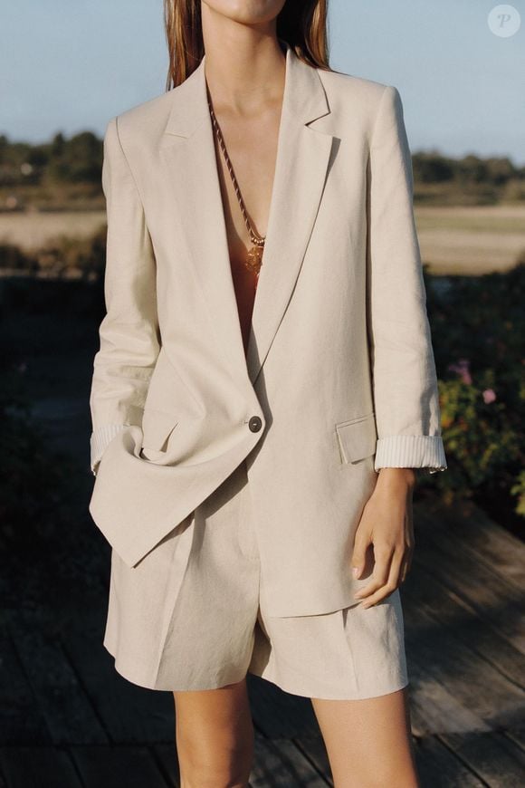 A alfaiataria confortável segue dominando a moda feminina e a Zara já entrou na tendência com um blazer bege claro cheio de detalhes sofisticados. Uma peça clássica que combina facilmente com diferentes estilos