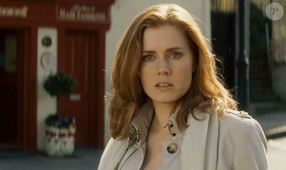 Amy Adams tem o cabelo com o fundo loiro e mechas acobreadas