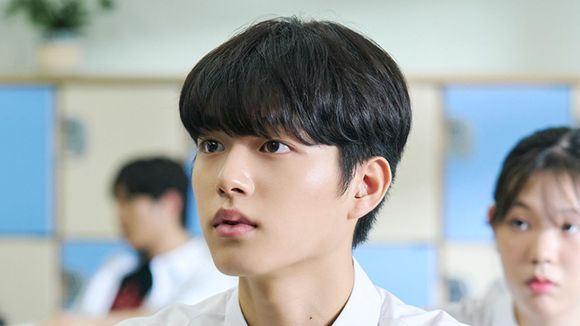 Entrevista | Lee Jin Woo, estrela do dorama 'Namib', revela experiência com elenco e cena que fez veteranos chorarem: 'Nunca vou esquecer'