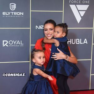Grávida, Bruna Biancardi escolhe vestido vermelho para acompanhar Neymar no leilão beneficente do Instituto Projeto Neymar Jr., em São Paulo