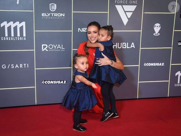 Grávida, Bruna Biancardi escolhe vestido vermelho para acompanhar Neymar no leilão beneficente do Instituto Projeto Neymar Jr., em São Paulo