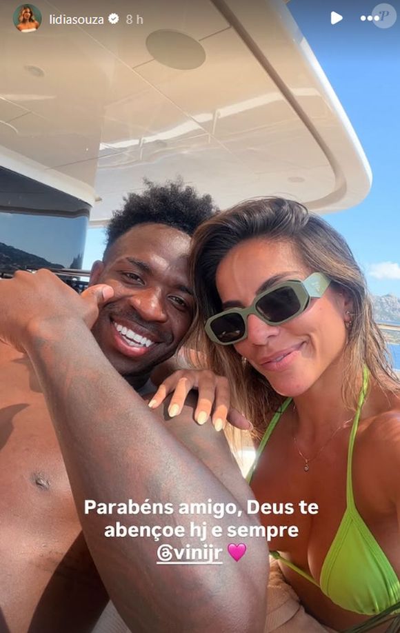 Vini Jr. comemorou seus 26 anos com uma reunião entre amigos num iate na Itália