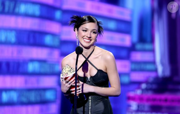 Olivia Rodrigo exibe penteado com space buns