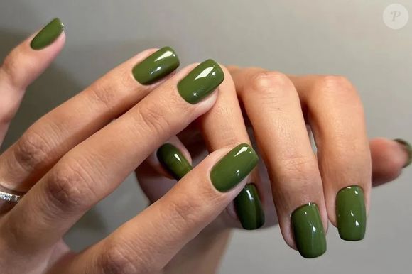 Unhas verdes com manicure italiana: essa opção é cheia de atitude