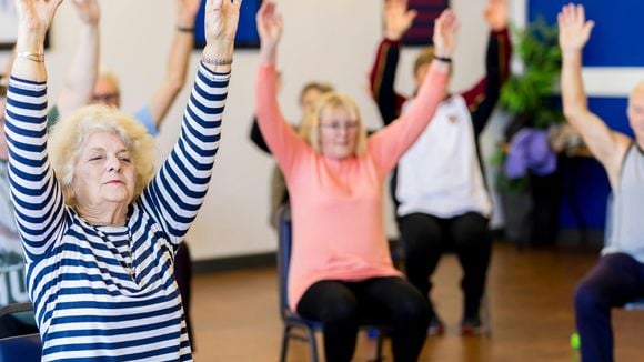 Dez exercícios de Pilates na cadeira para maiores de 60 anos ou iniciantes que desejam fortalecer a musculatura profunda