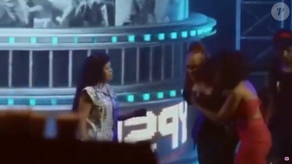 Joelma se divertiu ao pegar de volta microfone das mãos de fã