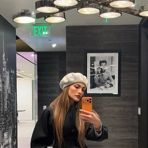 Jennifer Lopez está com 56 anos e impressiona o público com sua beleza e corpo definido