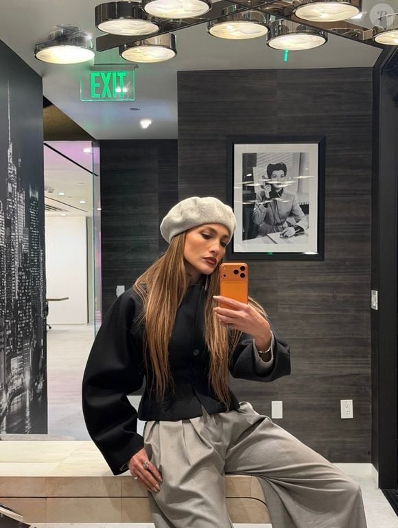 Jennifer Lopez está com 56 anos e impressiona o público com sua beleza e corpo definido