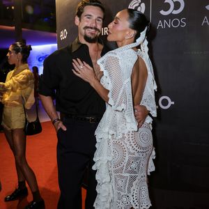 Sabrina Sato e Nicolas Prattes posaram juntos no tapete vermelho do evento