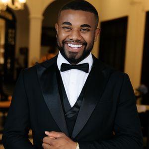 Davi Brito apostou em um smoking preto sob medida para o ensaio pré-wedding, com lapela cintilante e proposta clássica para acompanhar a produção de Emilly Araújo