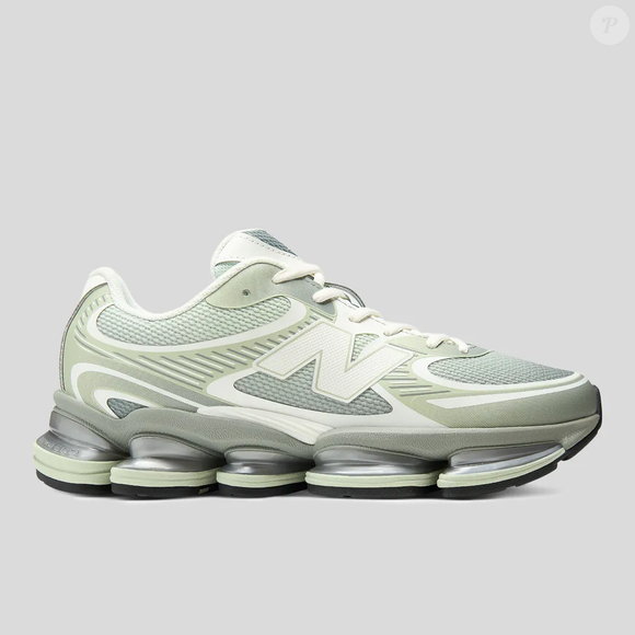 As novas New Balance ABZORB 2000 ganham destaque na temporada com uma tonalidade verde-clara inspirada no sorvete de matcha, trazendo uma leitura delicada e atual para o visual retrô dos modelos de corrida dos anos 2000