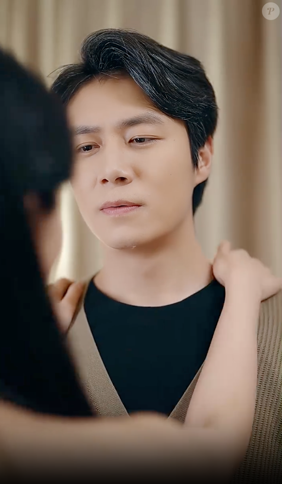 Para completar sua situação, ele quase cai em outro golpe armado por uma jovem, mas acaba chamando a polícia