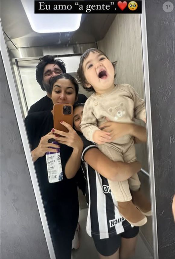 Fabiano Menotti e a mulher com as filhas pouco antes do acidente sofrido pelo cantor