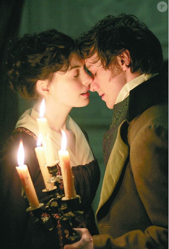 Adaptação de 'Orgulho e Preconceito', o longa aborda a juventude de Jane Austen e os sentimentos que podem ter despertado a vocação literária da autora