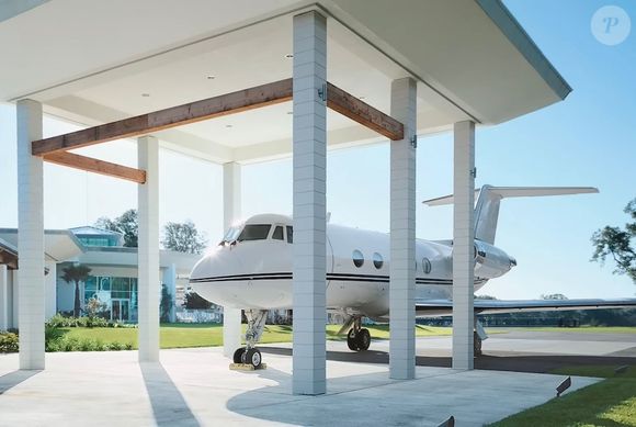Com hangar integrado à casa, ator construiu uma das rotinas aeronáuticas mais incomuns entre celebridades internacionais