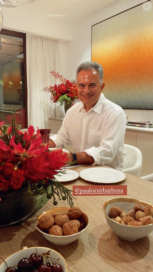 Marina Ruy Barbosa exibe o pai, Paulo, durante jantar em família