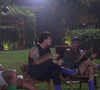 Participantes de 'A Fazenda 18' fazem sarau em volta da fogueira durante a noite deste sábado (19), após a primeira festa da temporada