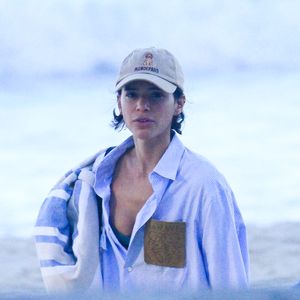 De saída de praia oversized, Bruna Marquezine mostrou mais uma vez seu estilo casual chic nas areias cariocas