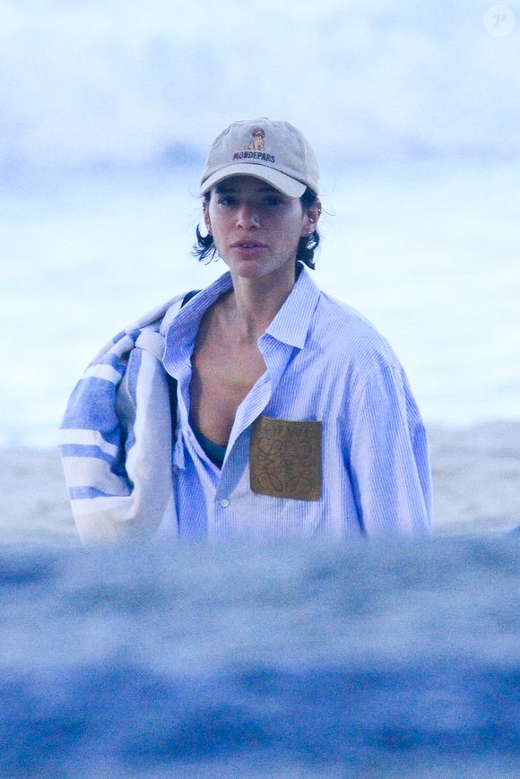 De saída de praia oversized, Bruna Marquezine mostrou mais uma vez seu estilo casual chic nas areias cariocas