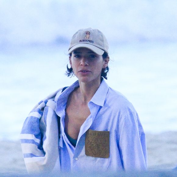 De saída de praia oversized, Bruna Marquezine mostrou mais uma vez seu estilo casual chic nas areias cariocas