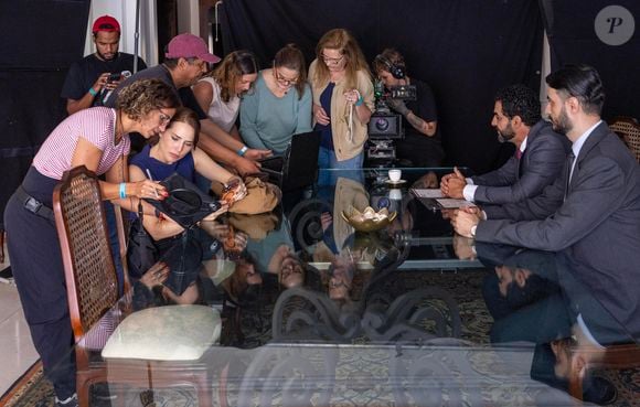 Adriana (Leticia Colin) vende as joias para um sheik no capítulo de 25 de agosto da novela 'Quem ama cuida'