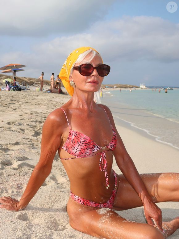A bandana na cabeça é um dos acessórios que mais aparecem na tendência 'Dolce nonna', estética inspirada no estilo das avós italianas e que ganhou força no verão 2026