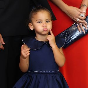 Mavie diverte fotógrafos ao fazer careta durante a chegada ao leilão beneficente do Instituto Projeto Neymar Jr., em São Paulo