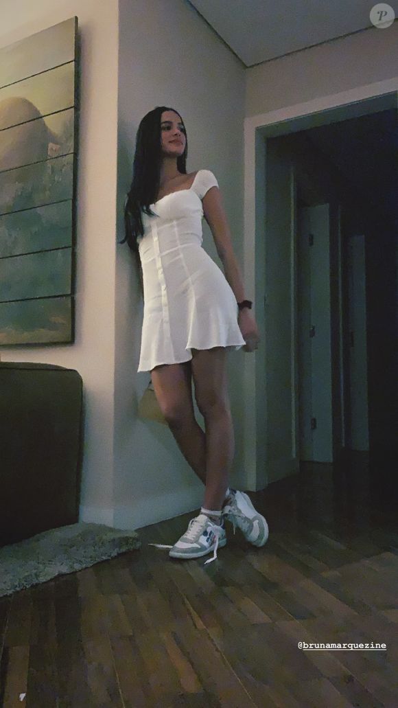 Bruna Marquezine escolhe vestido e tênis para comemorar aniversário de Fernanda Nobre