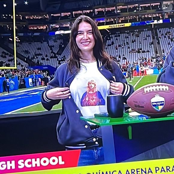 Mariana Spinelli, do GE TV, não escondeu o 'surto' de fã e expressou seu amor por Taylor Swift com camisa inusitada que dividiu opiniões