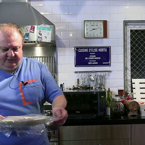 Com tudo no prato, embale em um saco plástico e cozinhe no microondas por cerca de 3 minutos