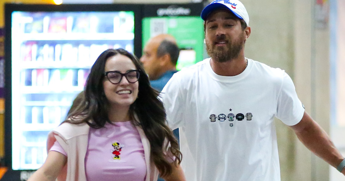 Nem Adidas Samba, nem New Balance: Larissa Manoela usa calçado inusitado em aerolook após cruzeiro da Disney com o marido