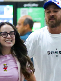 Nem Adidas Samba, nem New Balance: Larissa Manoela usa calçado inusitado em aerolook após cruzeiro da Disney com o marido