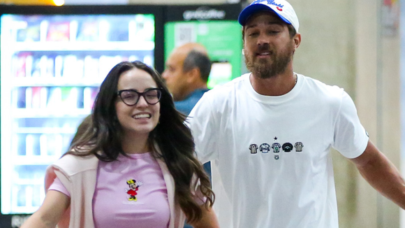 Nem Adidas Samba, nem New Balance: Larissa Manoela usa calçado inusitado em aerolook após cruzeiro da Disney com o marido