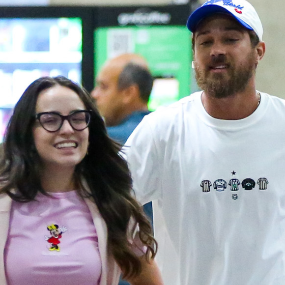 Nem Adidas Samba, nem New Balance: Larissa Manoela usa calçado inusitado em aerolook após cruzeiro da Disney com o marido