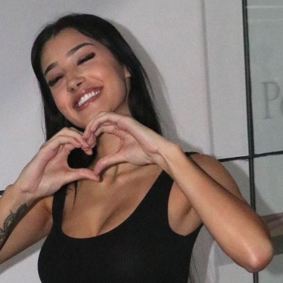 Bia Miranda se revolta com críticas ao corpo pós-parto após usar top curtinho: 'Não posso mostrar minha barriga?'