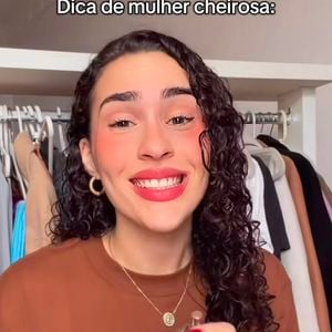 Para Lívian Aragão, um perfume que faz parte do 'gabarito das cheirosas' precisa ser versátil. Por isso, ela destacou uma fragrância fresca para o dia, mas que também entrega presença suficiente para ser usada à noite