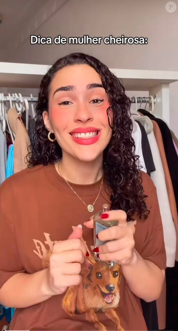 Para Lívian Aragão, um perfume que faz parte do 'gabarito das cheirosas' precisa ser versátil. Por isso, ela destacou uma fragrância fresca para o dia, mas que também entrega presença suficiente para ser usada à noite