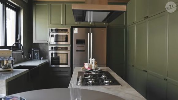 Casa de Ana Castela conta com cozinha inspirada no estilo celeiro
