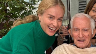 ‘Ele está indo embora e tenho medo': Angélica revela temor por fragilidade na saúde do pai de 87 anos após AVC