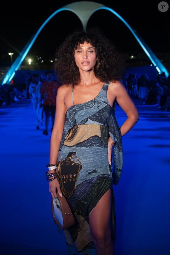 Débora Nascimento surgiu deslumbrante em um vestido com estampa artística