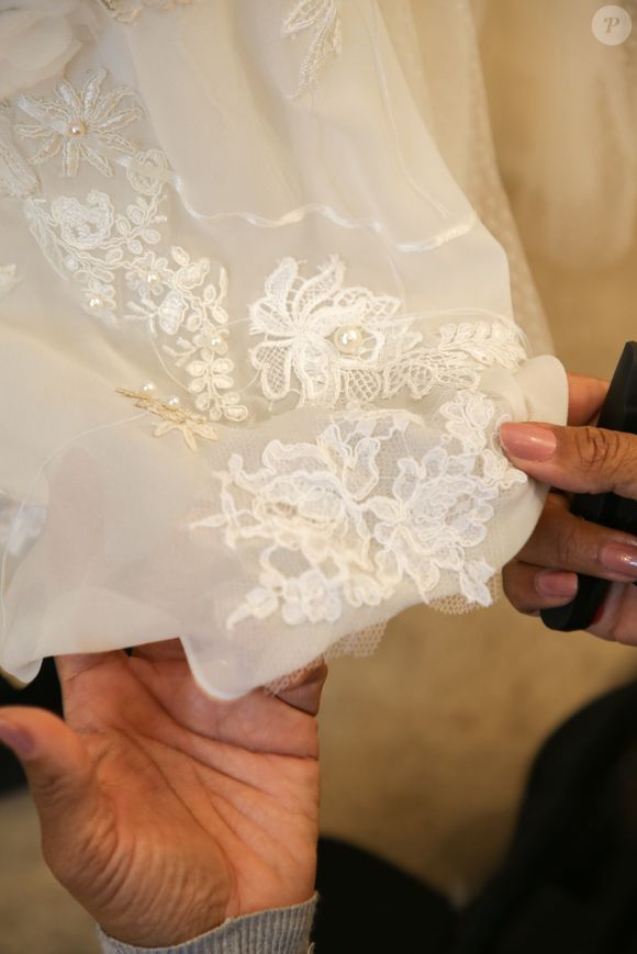 A saia, construída em patchwork, é um verdadeiro relicário: feita com rendas, fios, fitas, pérolas, crochês e botões de madeira que remetem aos vitrais da capela, ela representa as camadas da vida e da espiritualidade de Ana.