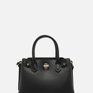 Bolsa preta de couro da Arezzo: a escolha ideal é uma bolsa estruturada de tamanho médio, com aquela pegada executiva, perfeita para carregar na mão ou sob o braço, bem no estilo fashionista clássica