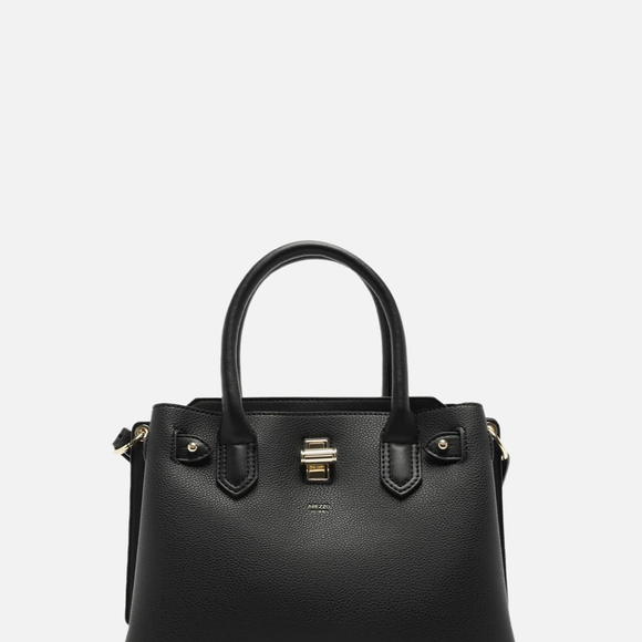 Bolsa preta de couro da Arezzo: a escolha ideal é uma bolsa estruturada de tamanho médio, com aquela pegada executiva, perfeita para carregar na mão ou sob o braço, bem no estilo fashionista clássica