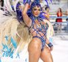 Acadêmicos de Niterói: Vanessa Rangeli surgiu vestida de azul intenso, em um figurino carregado de pedrarias, plumas e brilho. O visual clássico, luxuoso e imponente dialogou com a grandiosidade do enredo e marcou a largada da noite com força e elegância