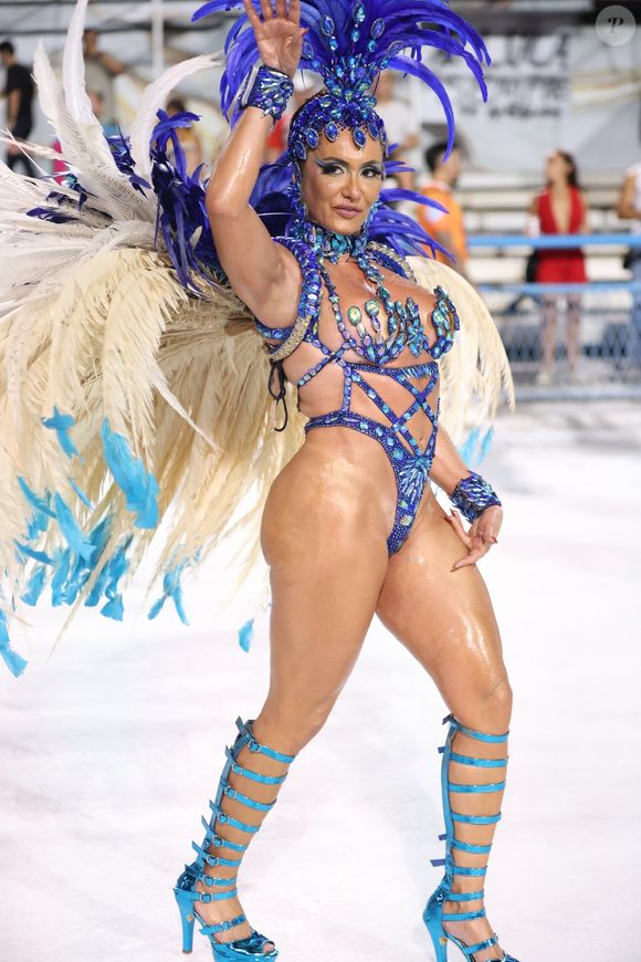 Acadêmicos de Niterói: Vanessa Rangeli surgiu vestida de azul intenso, em um figurino carregado de pedrarias, plumas e brilho. O visual clássico, luxuoso e imponente dialogou com a grandiosidade do enredo e marcou a largada da noite com força e elegância