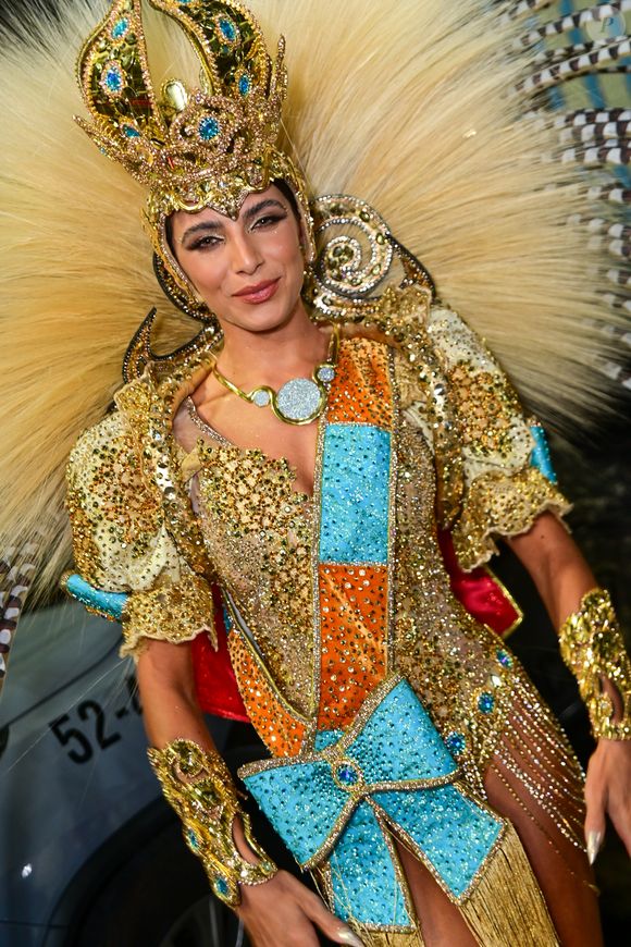 A atriz Rayssa Bratillieri surgiu exuberante em fantasia de tons neutros na Grande Rio